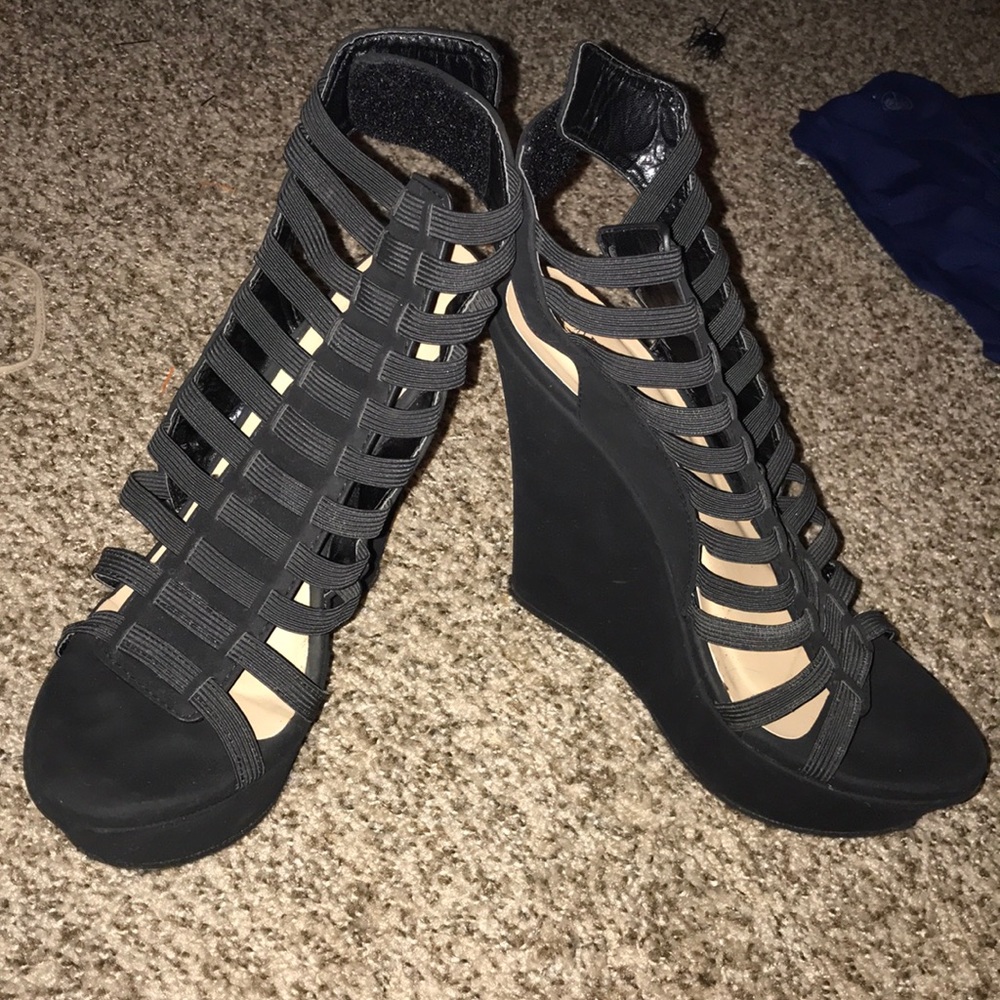 Black wedges